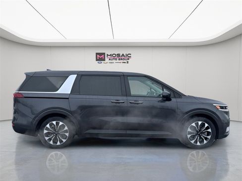Used 2024 Kia Carnival EX image 8