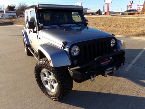 Used 2015 Jeep Wrangler Unlimited Sahara w/ Connectivity Group AWD/4WD image 10