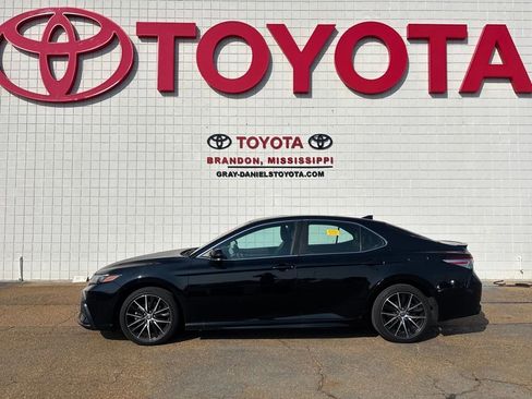 Used 2022 Toyota Camry SE image 2