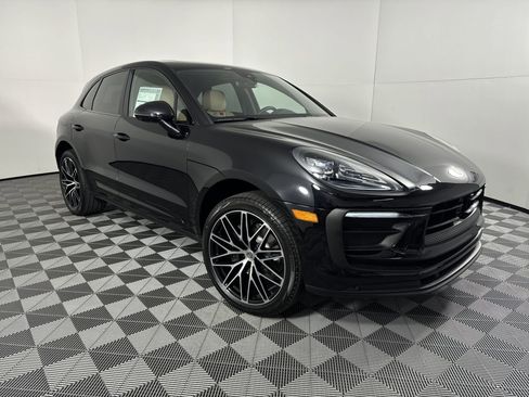Certified 2025 Porsche Macan image 9