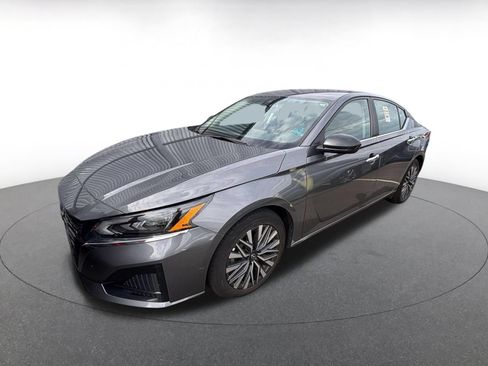 Used 2025 Nissan Altima 2.5 SV FWD image 4