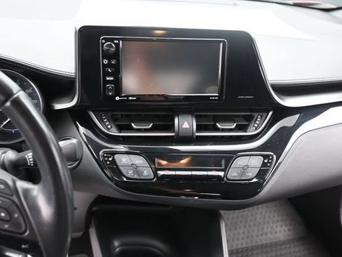 Used 2018 Toyota C-HR XLE FWD image 22
