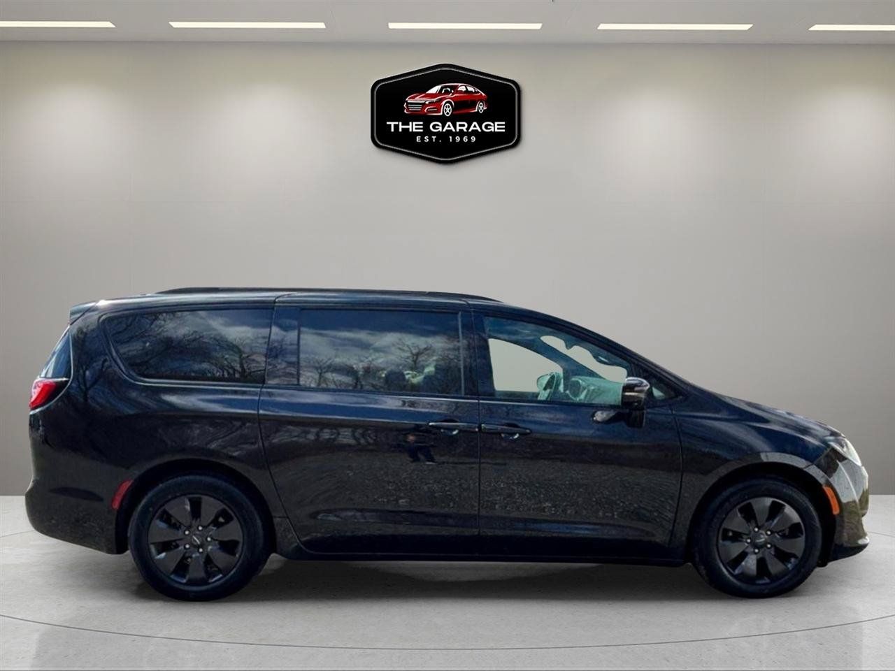 Used 2019 Chrysler Pacifica Limited w/ Advanced Safetytec Group FWD image 2