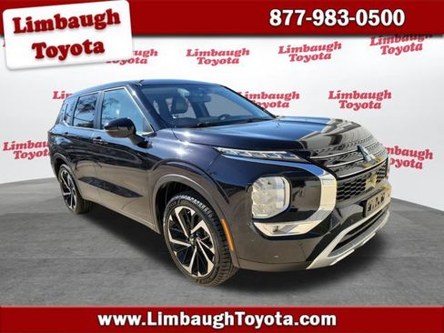 Used 2024 Mitsubishi Outlander SE image 1