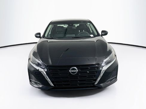 Used 2025 Nissan Altima 2.5 SV FWD image 2