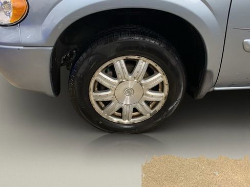 Used 2005 Chrysler Town & Country Touring image 28