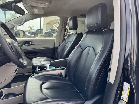 Certified 2023 Chrysler Pacifica Touring-L image 9