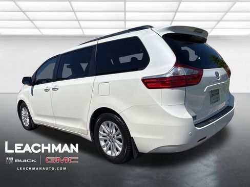 Used 2017 Toyota Sienna XLE Premium FWD image 6