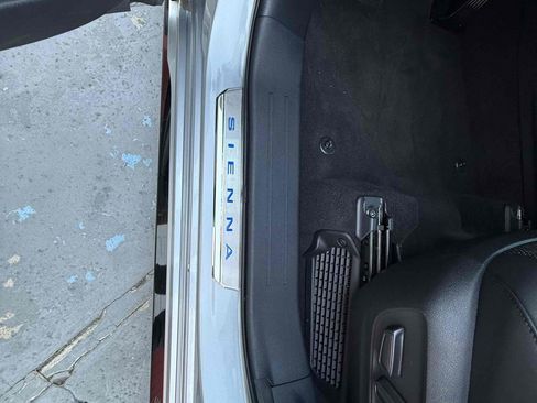 Used 2025 Toyota Sienna Platinum image 35