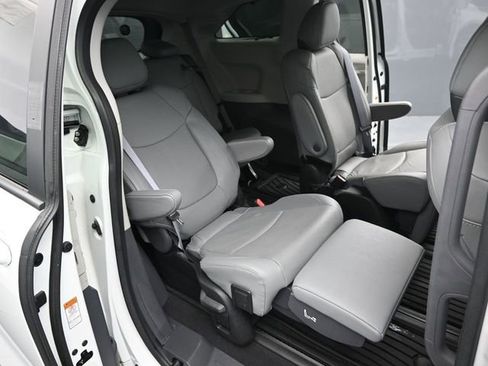 Certified 2023 Toyota Sienna Limited image 31