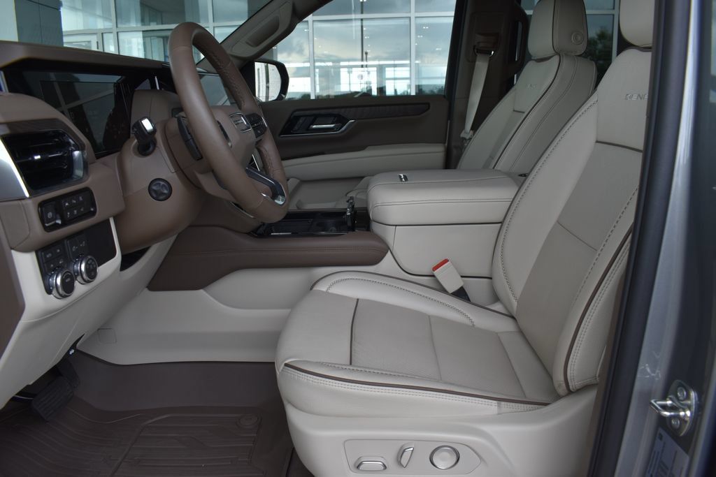 Used 2026 GMC Yukon XL Denali w/ Sun & Power Step Package AWD/4WD image 4