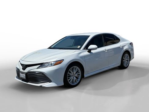 Used 2020 Toyota Camry XLE FWD image 1
