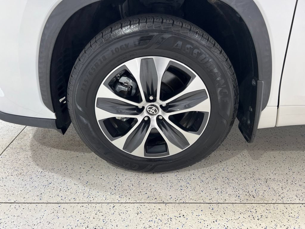 Used 2021 Toyota Highlander XLE AWD/4WD image 31