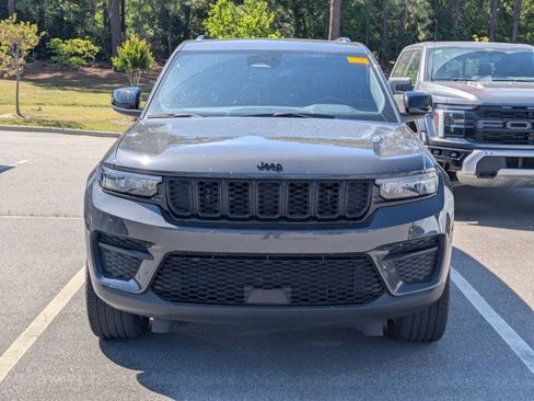 Used 2024 Jeep Grand Cherokee Altitude AWD/4WD image 2