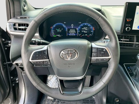 Used 2025 Toyota Sienna Platinum AWD/4WD image 11
