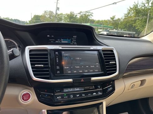 Used 2017 Honda Accord EX image 24