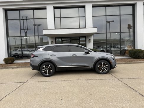 Used 2023 Kia Sportage EX image 3