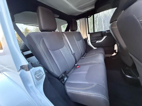 Used 2017 Jeep Wrangler Unlimited Sahara w/ Connectivity Group image 34