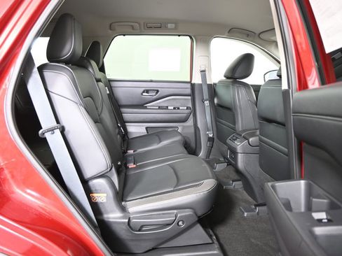 Used 2023 Nissan Pathfinder SL image 16