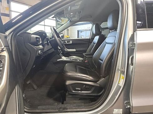 Used 2022 Ford Explorer XLT w/ Equipment Group 202A image 10