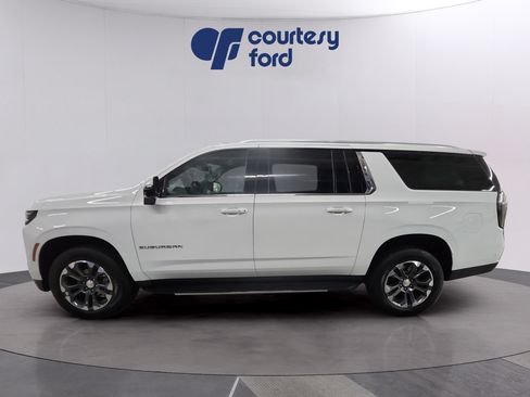 Used 2025 Chevrolet Suburban LT w/ Comfort Package AWD/4WD image 4