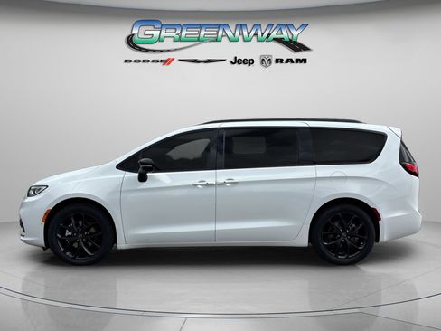 New 2026 Chrysler Pacifica Limited w/ S Appearance Package image 2