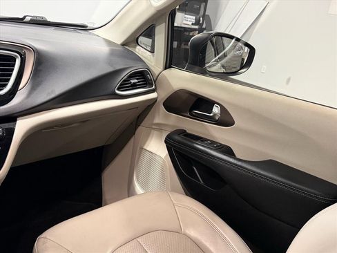 Used 2021 Chrysler Voyager Lxi image 12