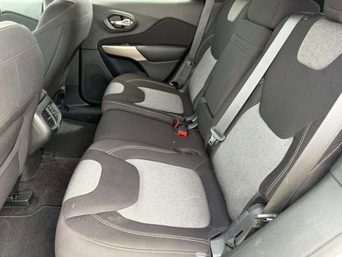 Used 2018 Jeep Cherokee Latitude w/ Altitude Package FWD image 21