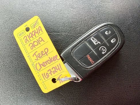 Used 2019 Jeep Cherokee Limited AWD/4WD image 33