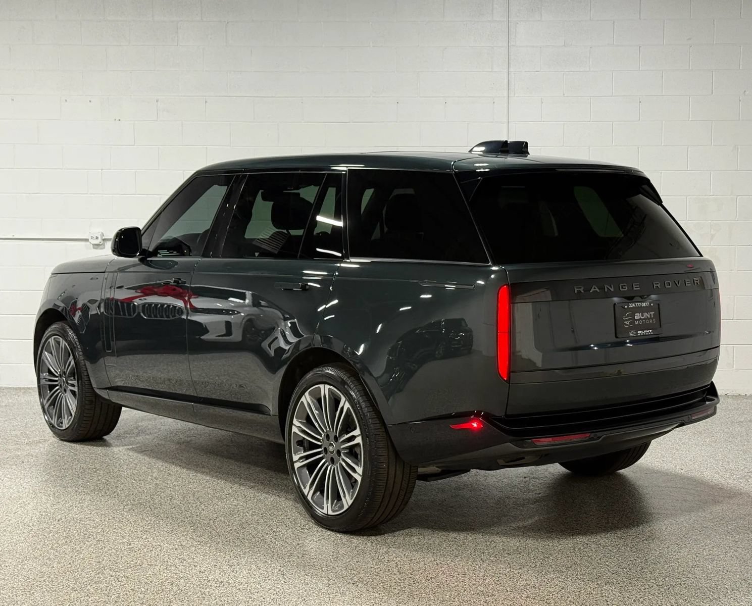 Used 2024 Land Rover Range Rover Long Wheelbase SE AWD/4WD image 8