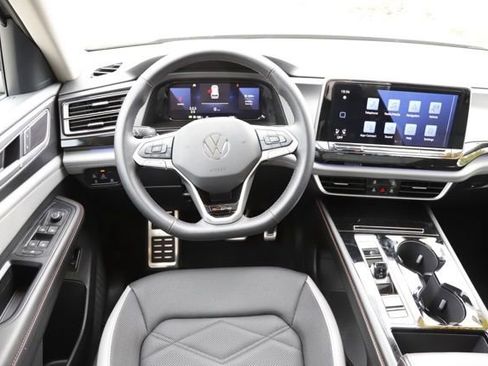 Used 2025 Volkswagen Atlas Peak Edition SE AWD/4WD image 22