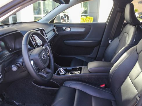 Used 2025 Volvo XC40 B5 Plus image 22