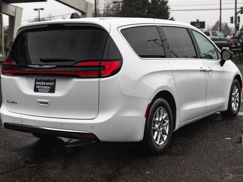 Used 2024 Chrysler Pacifica Touring-L image 8