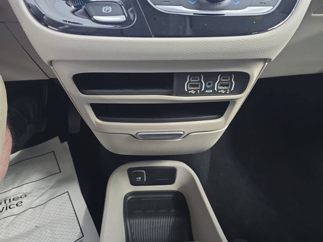 Used 2024 Chrysler Pacifica Touring-L FWD image 21