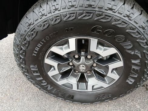 Certified 2022 Toyota Tacoma TRD Off-Road w/ Technology Package image 13