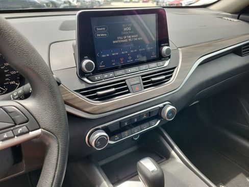 Used 2025 Nissan Altima 2.5 SV FWD image 22