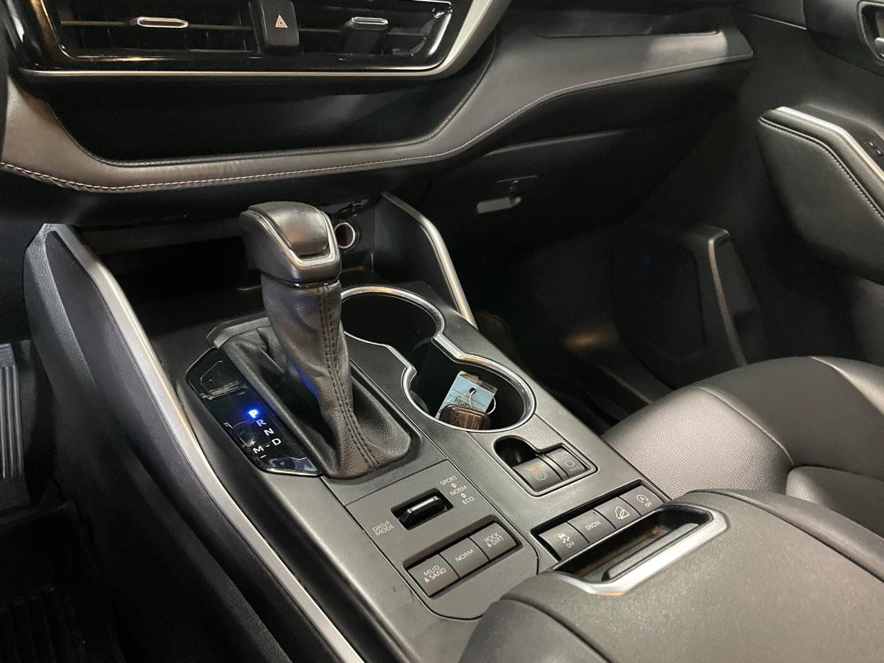 Used 2021 Toyota Highlander XLE AWD/4WD image 28