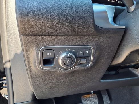 Used 2025 Mercedes-Benz GLB 250 image 25