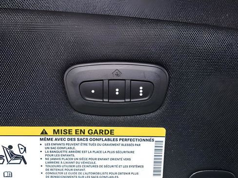 Used 2025 Chrysler Pacifica Select image 21