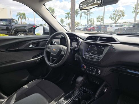 Used 2022 Chevrolet TrailBlazer LT w/ LPO, Blackout Package FWD image 11