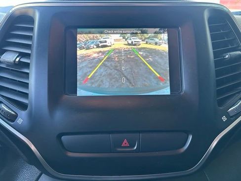 Used 2020 Jeep Cherokee Latitude FWD image 18