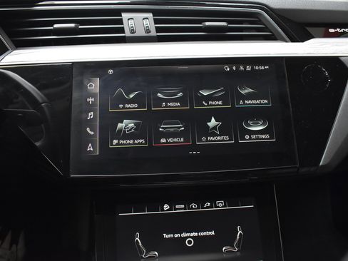 Used 2021 Audi e-tron Premium Plus w/ Premium Plus Package image 33