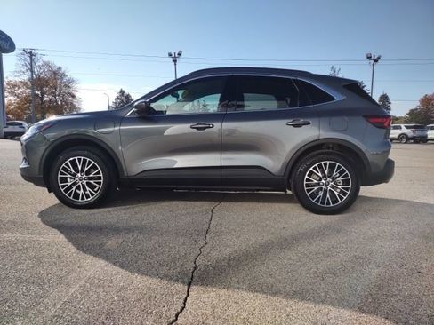 Used 2025 Ford Escape SE image 3