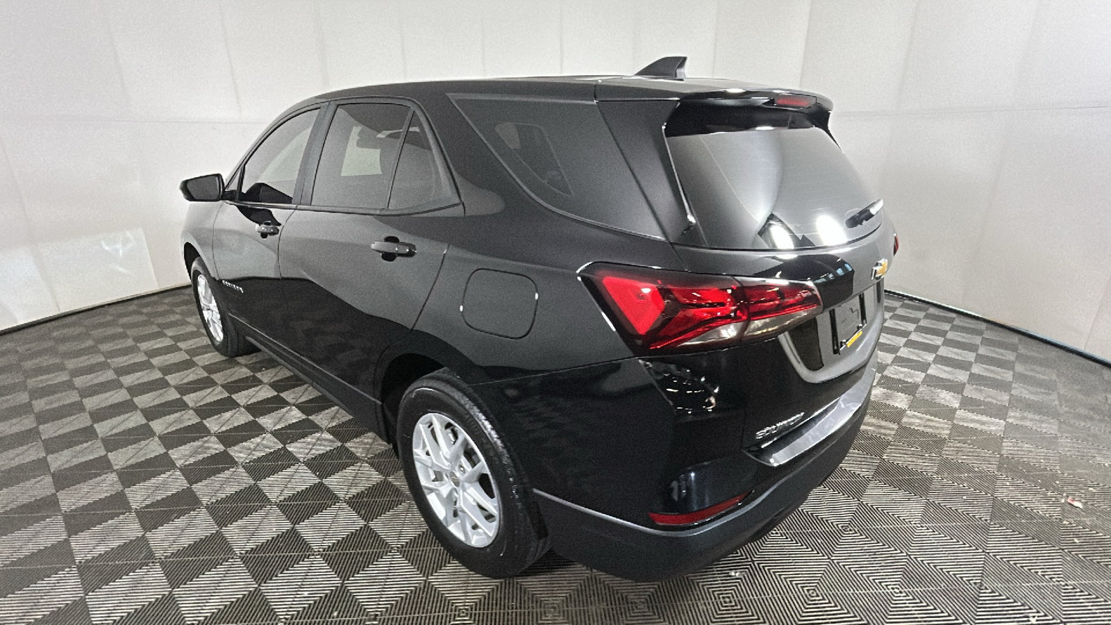 Used 2024 Chevrolet Equinox LS AWD/4WD image 5