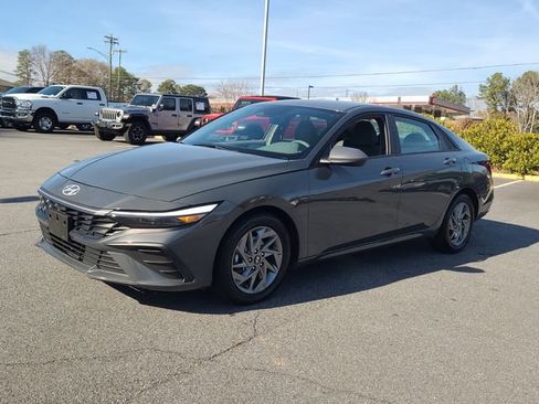 Used 2024 Hyundai Elantra SEL image 4