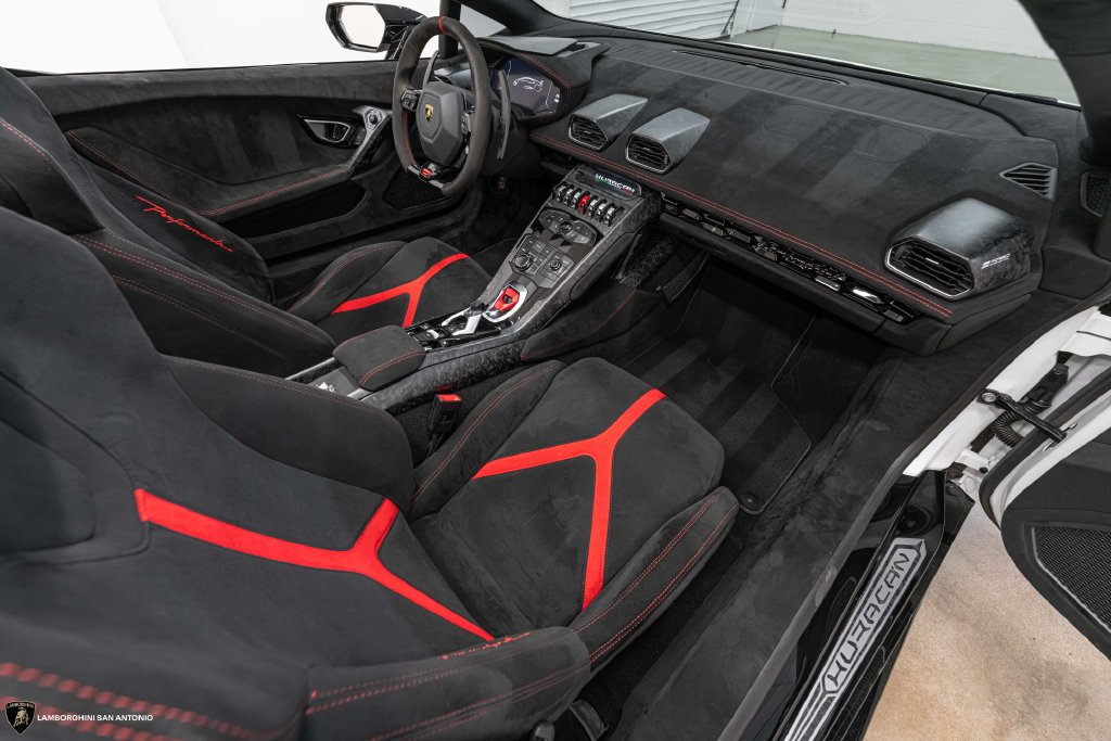 Used 2019 Lamborghini Huracan Performante AWD/4WD image 2