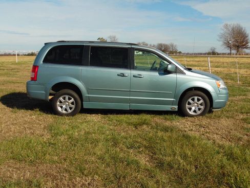 Used 2008 Chrysler Town & Country Touring image 15