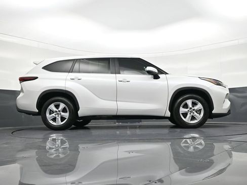 Used 2024 Toyota Highlander LE image 29