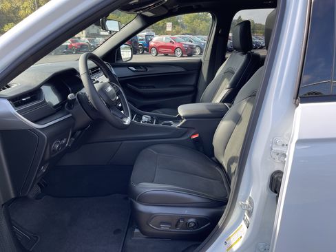 New 2025 Jeep Grand Cherokee Altitude image 10