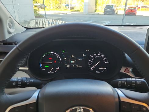 Used 2025 Toyota Sienna XLE image 19